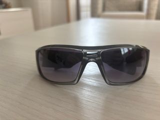 Gafas de sol grises y moradas