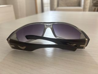 Gafas de sol grises y moradas