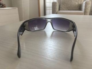 Gafas de sol grises y moradas