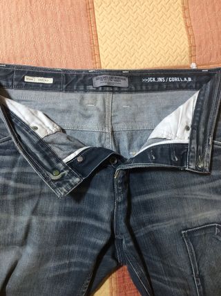 Pantalones vaqueros chico talla 44.  Ajustados