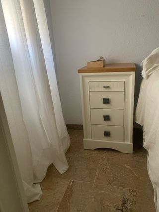 Mesitas de noche, cabecero, cómoda y dos espejos.