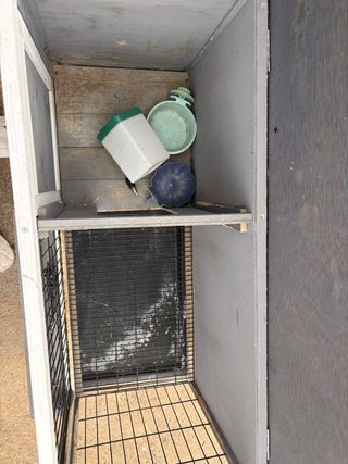 Jaula para conejos de madera y metal