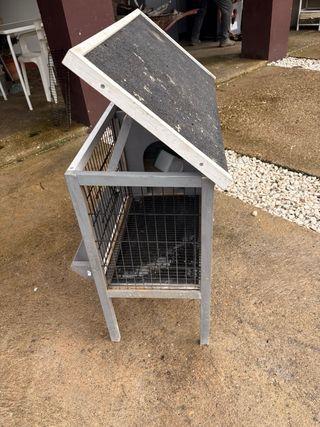Jaula para conejos de madera y metal