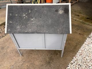 Jaula para conejos de madera y metal