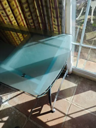 Escritorio de cristal y metal