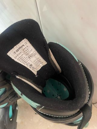 Patines en línea turquesa con estrellas