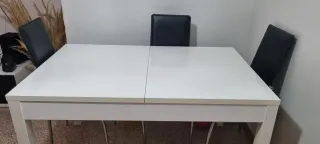 Mesa comedor blanca con 5 sillas negras