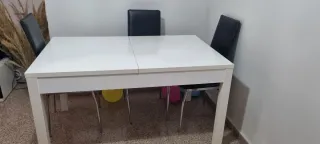 Mesa comedor blanca con 5 sillas negras