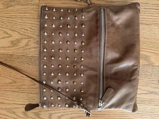 Borsetta in pelle con borchie