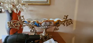 Frutero antiguo de porcelana y bronce