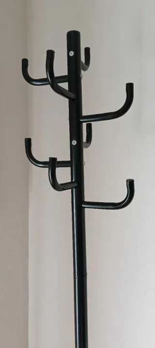 Perchero de pie negro metal