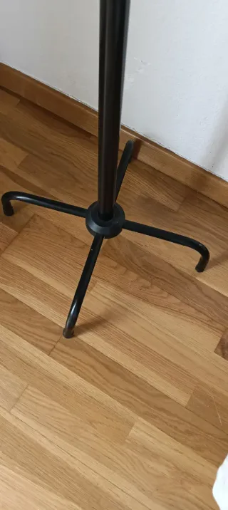 Perchero de pie negro metal