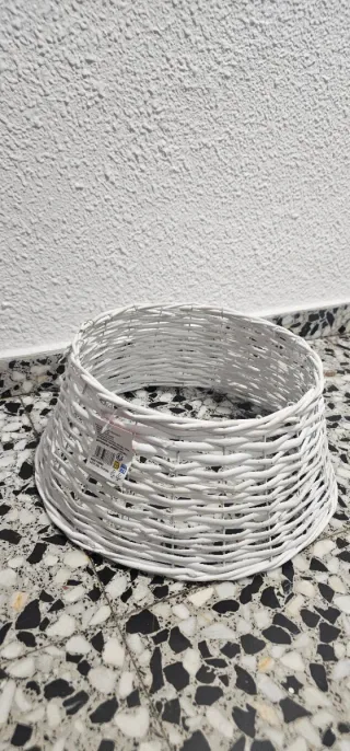 Pie de árbol blanco mimbre