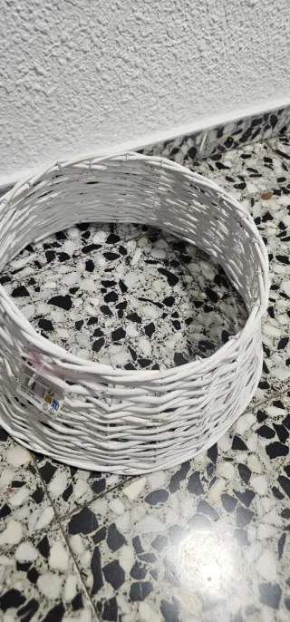 Pie de árbol blanco mimbre