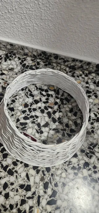 Pie de árbol blanco mimbre