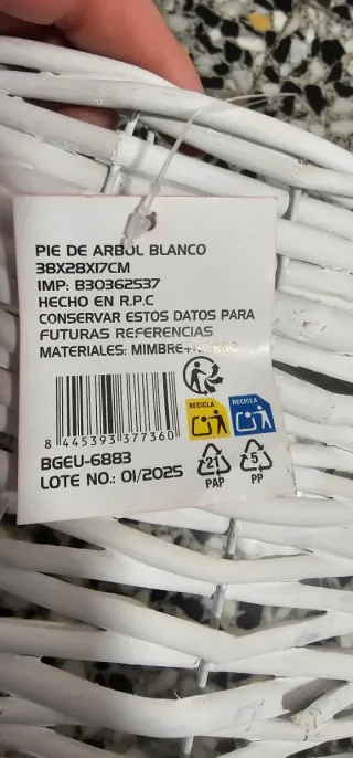 Pie de árbol blanco mimbre