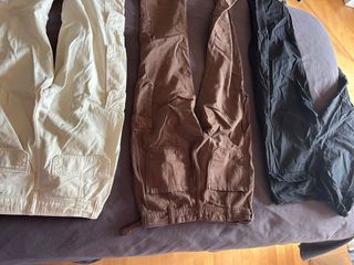 Pantalones cargo beige, marrones y negros