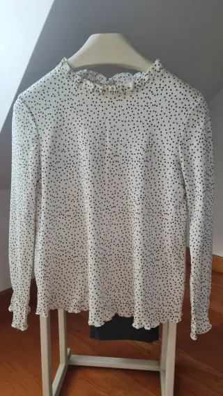 Blusa blanca con lunares negros talla L