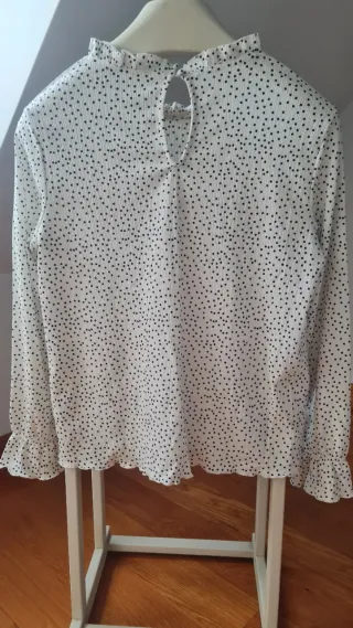 Blusa blanca con lunares negros talla L