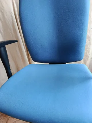 Silla oficina escritorio funciona bien sube y baja