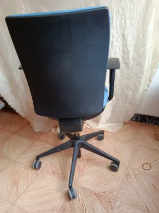 Silla oficina escritorio funciona bien sube y baja