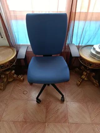 Silla oficina escritorio funciona bien sube y baja