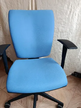 Silla oficina escritorio funciona bien sube y baja