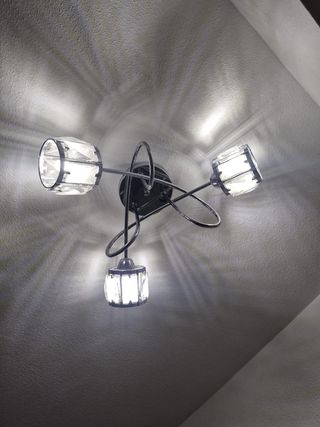 Lámpara de techo plateada con cristales