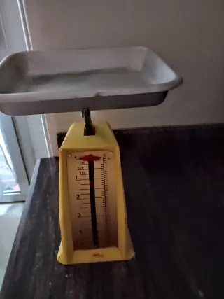 Balanza de cocina vintage amarilla