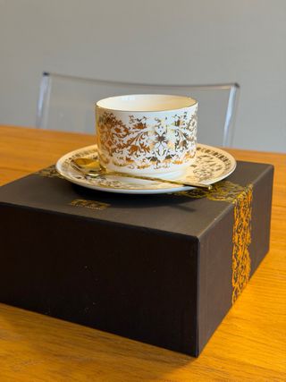 Tazza e piattino in porcellana dorata