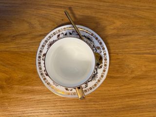 Tazza e piattino in porcellana dorata