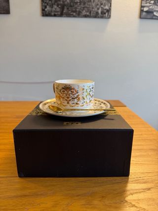Tazza e piattino in porcellana dorata