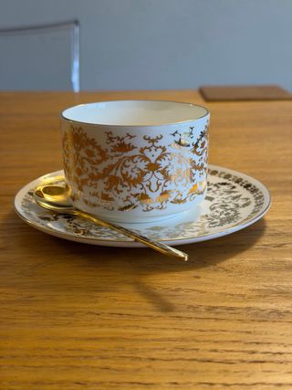 Tazza e piattino in porcellana dorata