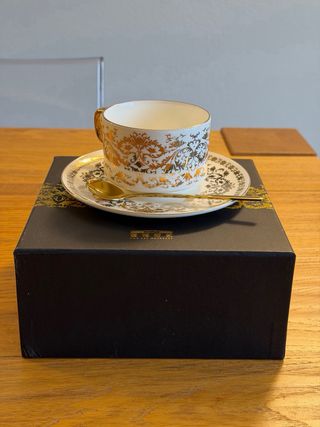 Tazza e piattino in porcellana dorata