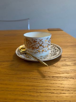 Tazza e piattino in porcellana dorata