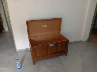 Cofre antiguo de madera y metal