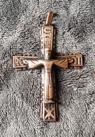 Cruz de plata antigua. 7x5cm