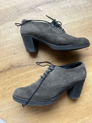 Dos pares de botines de ante gris y marron