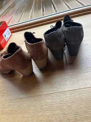 Dos pares de botines de ante gris y marron