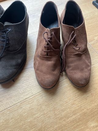 Dos pares de botines de ante gris y marron