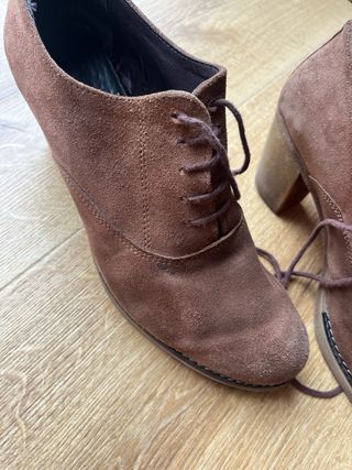 Dos pares de botines de ante gris y marron