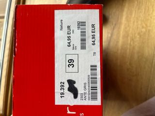 Dos pares de botines de ante gris y marron