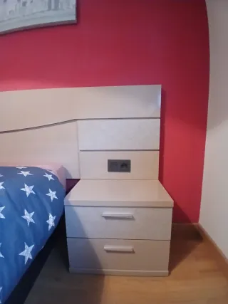 Cabecero, mesitas y cómoda con espejo