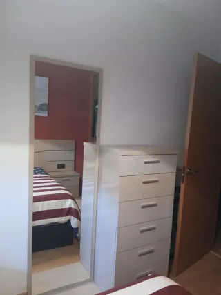 Cabecero, mesitas y cómoda con espejo