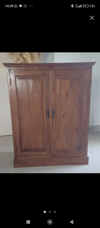 Mueble de madera con puertas