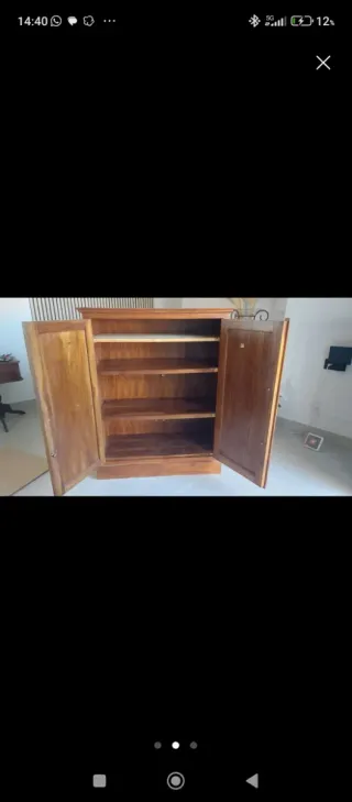 Mueble de madera con puertas