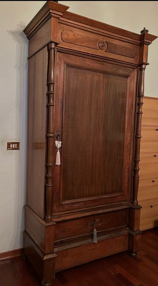 Armadio antico in legno massello