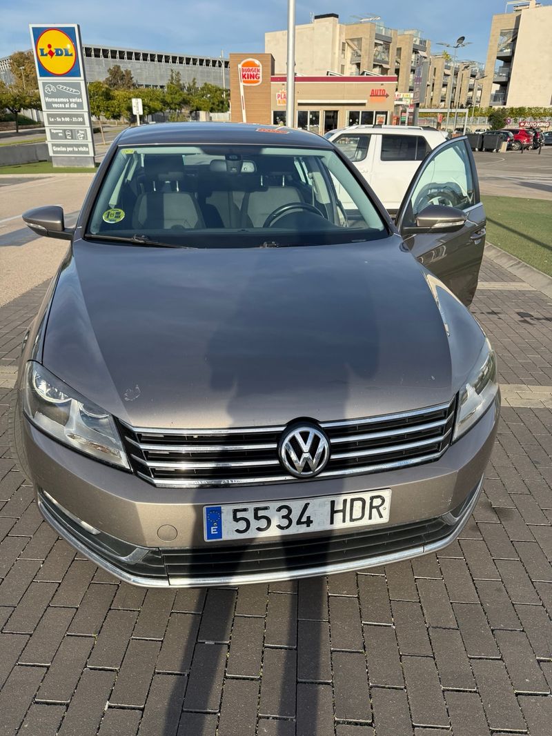 Volkswagen Passat 2011 - foto 1