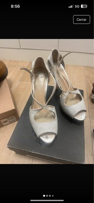 Sandalias plateadas de tacón
