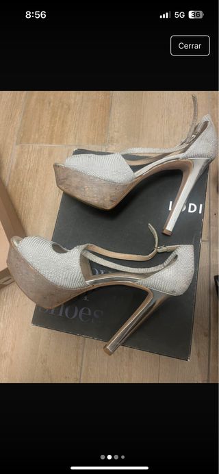 Sandalias plateadas de tacón